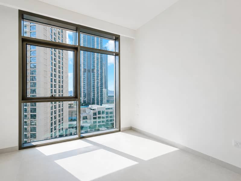 4 Empty room with window. jpg