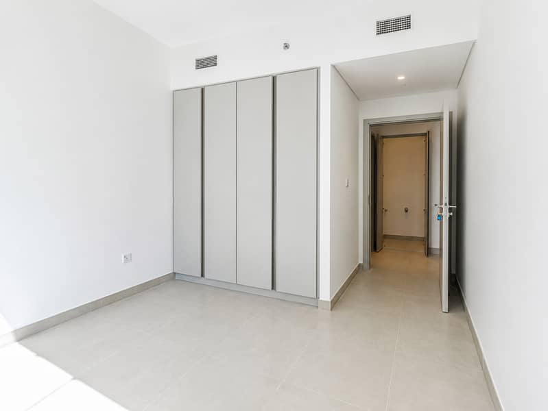 8 Empty room with closet. jpg