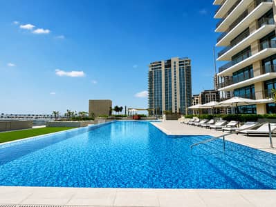 迪拜溪港, 迪拜 1 卧室公寓待租 - Swimming pool with building. jpg 迪拜溪港, 迪拜 1 卧室公寓待租 - Swimming pool with building. jpg