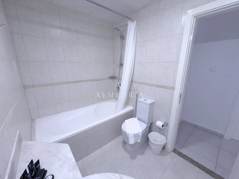 16 King rooms bathroom. jpg
