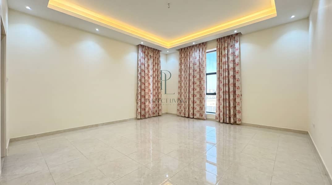 5 bedroom_pink_curtains_empty_polished. jpg