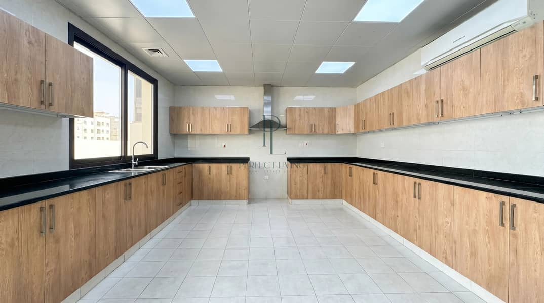 14 spacious_kitchen_empty_polished. jpg