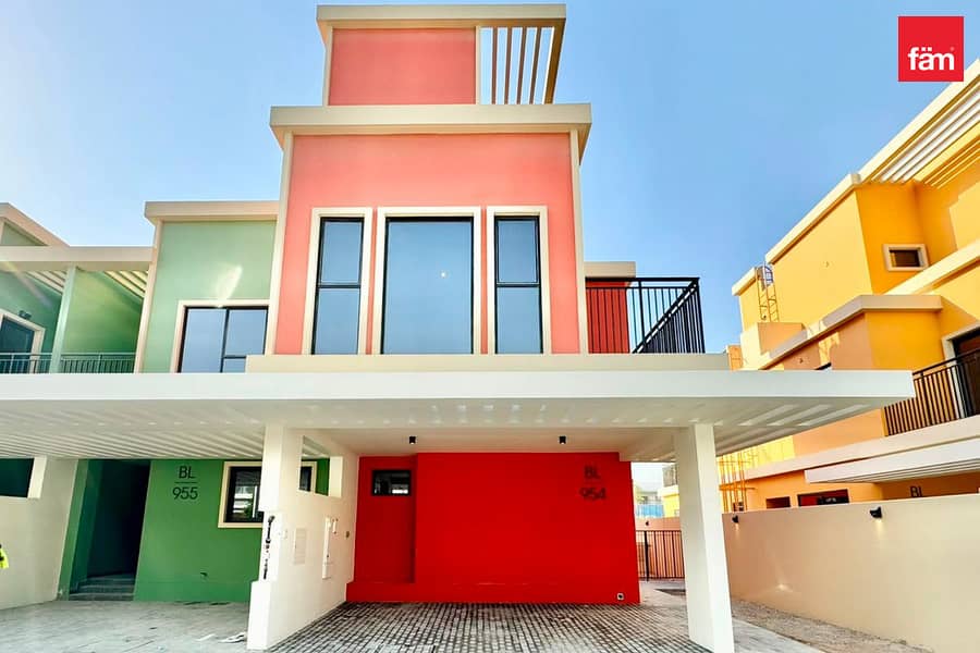 Single Row | 5 Bedroom + Maid | Townhouse Single Row | 5 Bedroom + Maid | Townhouse