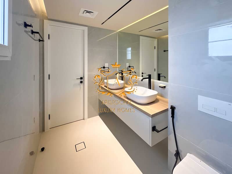 19 Bathroom 02. jpg