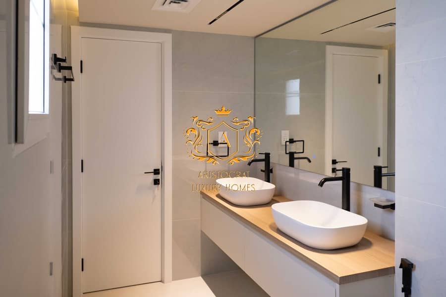32 Bathroom 01. jpg