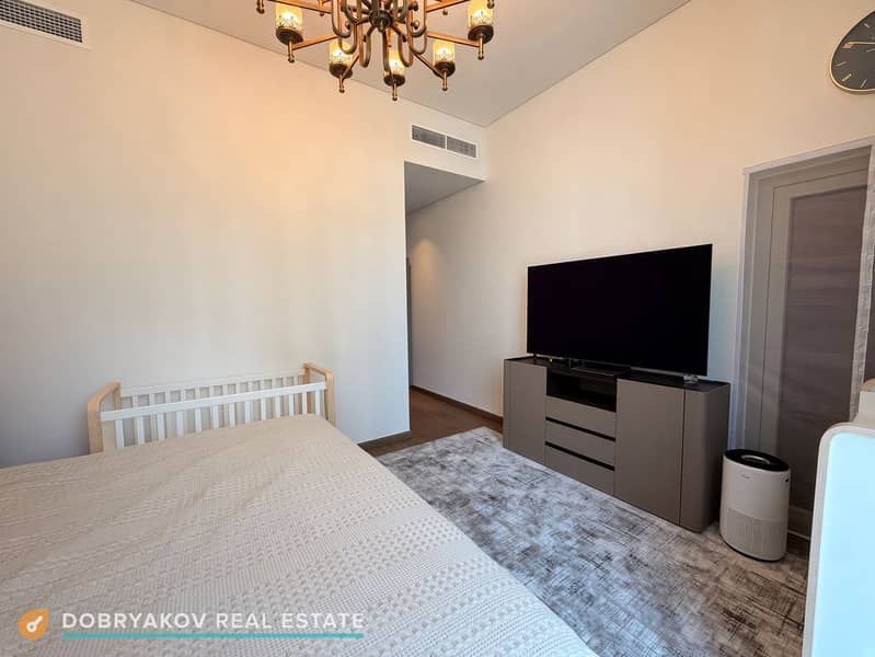 24 12_bedroom_crib_tv. jpg