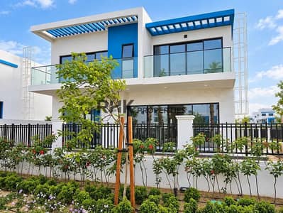 大马士革湖住宅， 迪拜 6 卧室别墅待租 - Contemporary Dubai villa exterior with blue pergola rooftop, glass balcony railing, private garden, and black iron fence