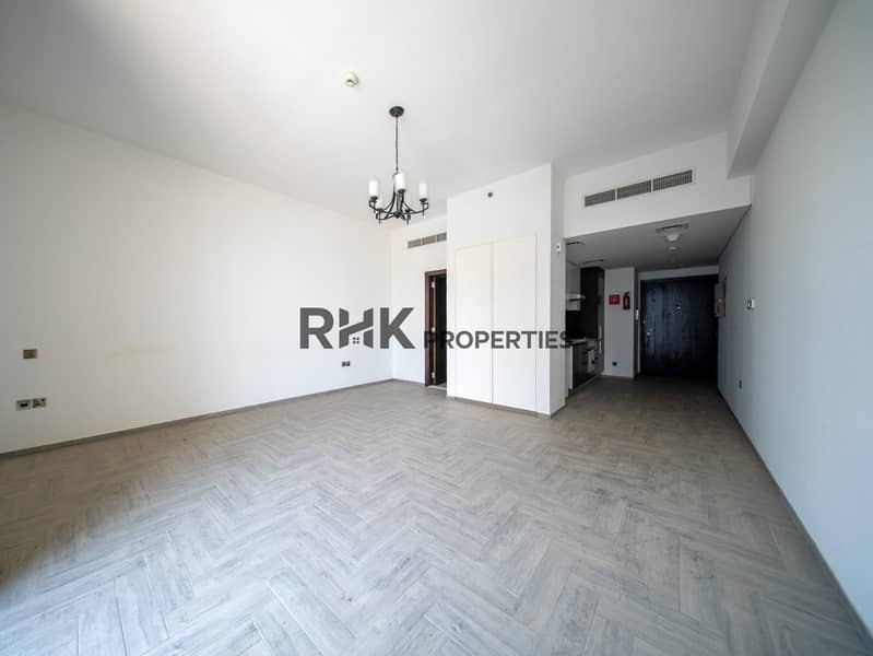 3 Spacious open-plan apartment with contemporary finishes, integrated kitchen and modern tile flooring