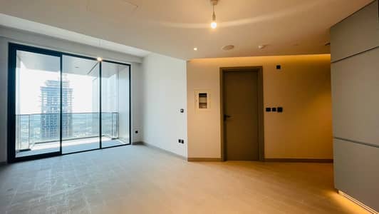 1 Bedroom Flat for Rent in Business Bay, Dubai - High-Floor | Marina & Skyline View | Balcony Access