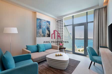 1 habitación Apartamento para en Alquiler en Palm Jumeirah, Dubai - NH_Collection_Dubai_The_Palm_Superior_One_Bedroom_Sea_View_Apartment_Living_Area. jpg