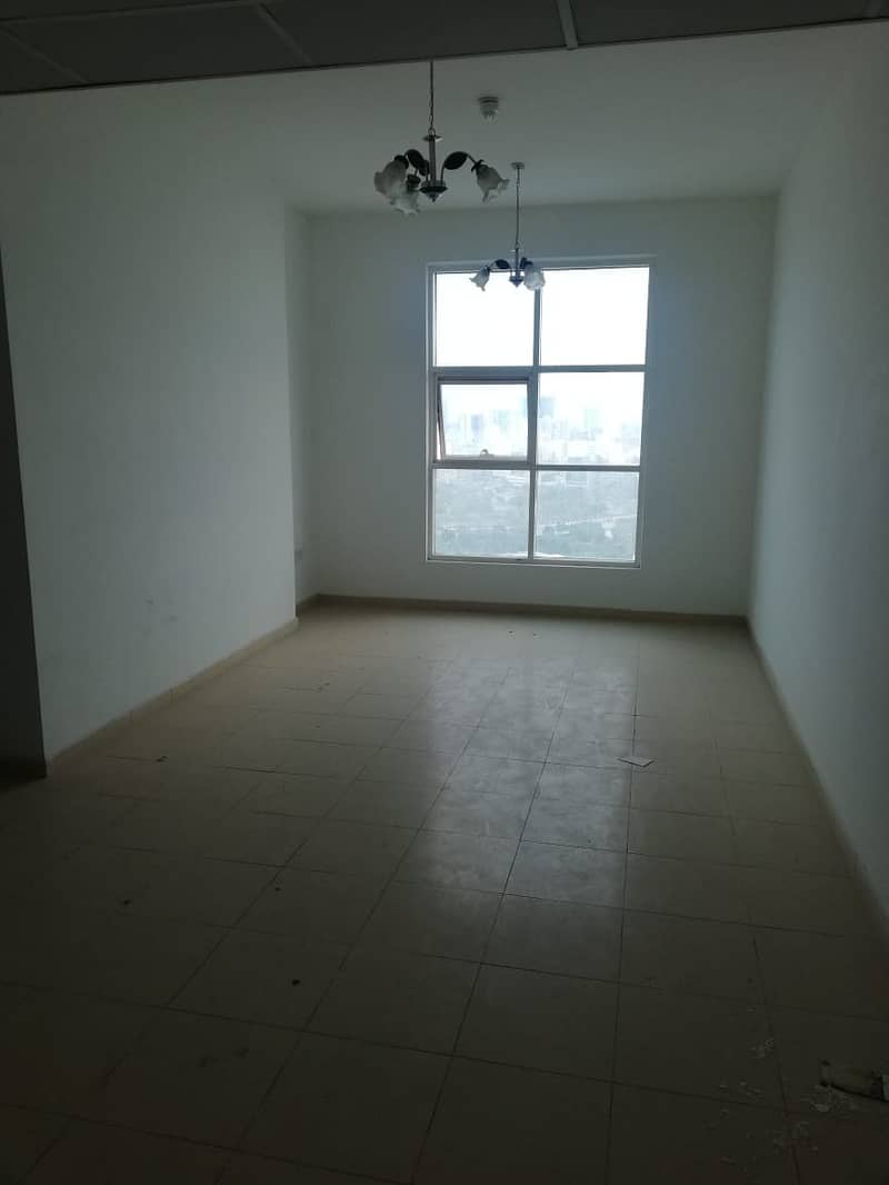 شقة رائعة 2 BHK مع AC مجانية متاحة للإيجار في برج المدينة - عجمان مع عرض القصر