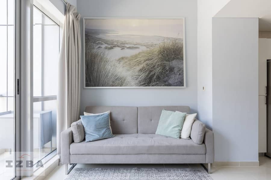 5 living room 2. jpg