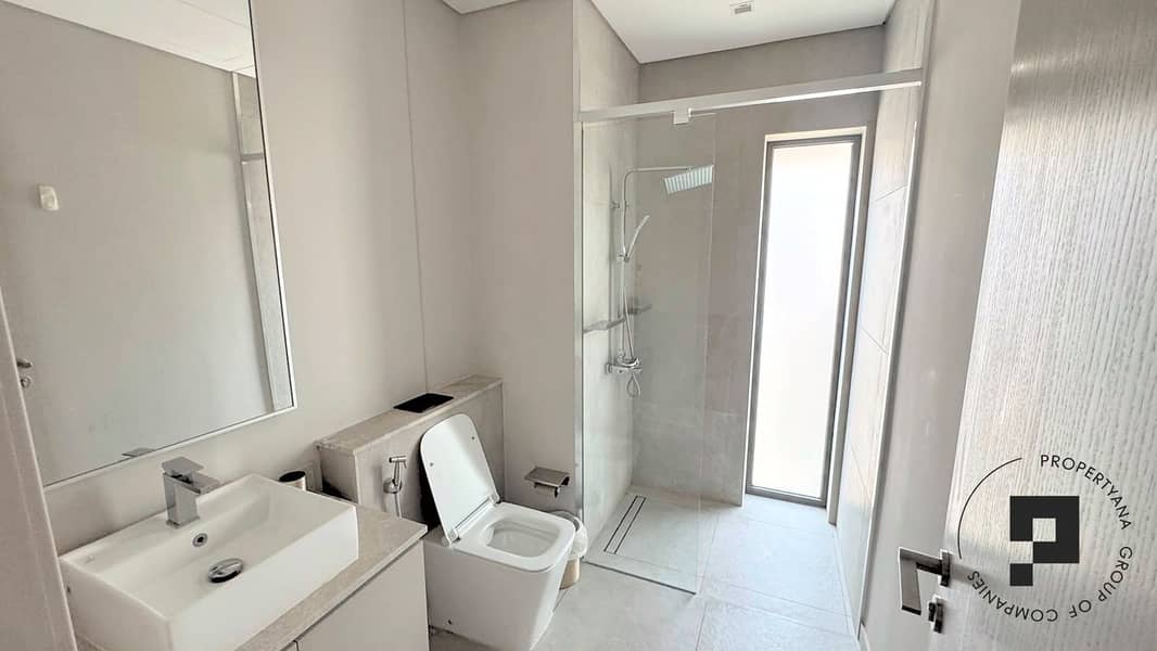 21 12-bathroom-2. jpg