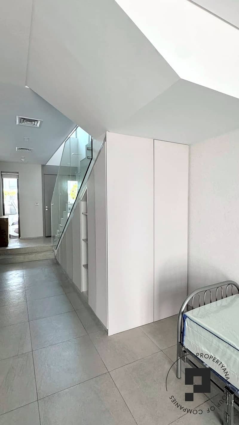 24 21-hallway-under-stairs. jpg