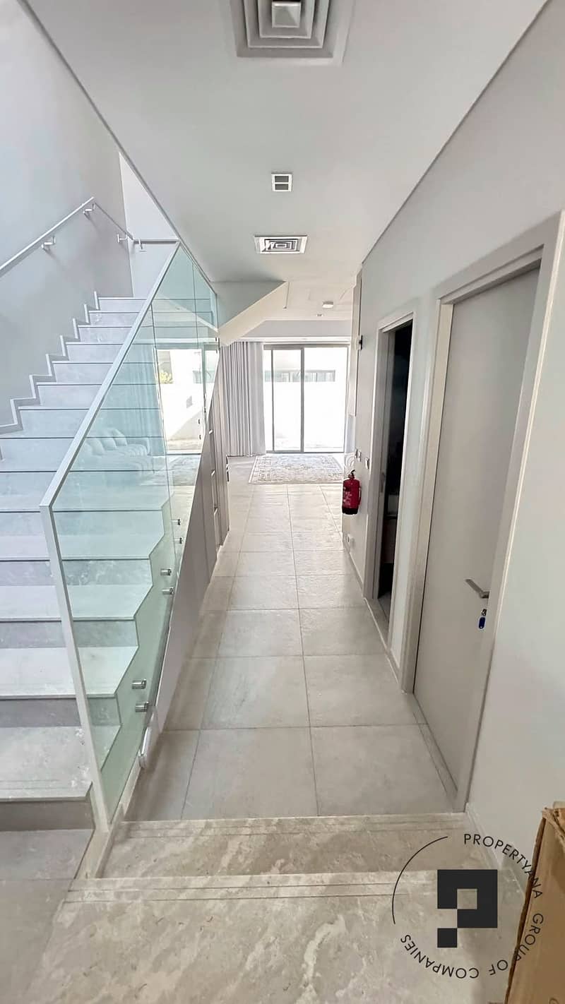 25 23-hallway-to-living. jpg