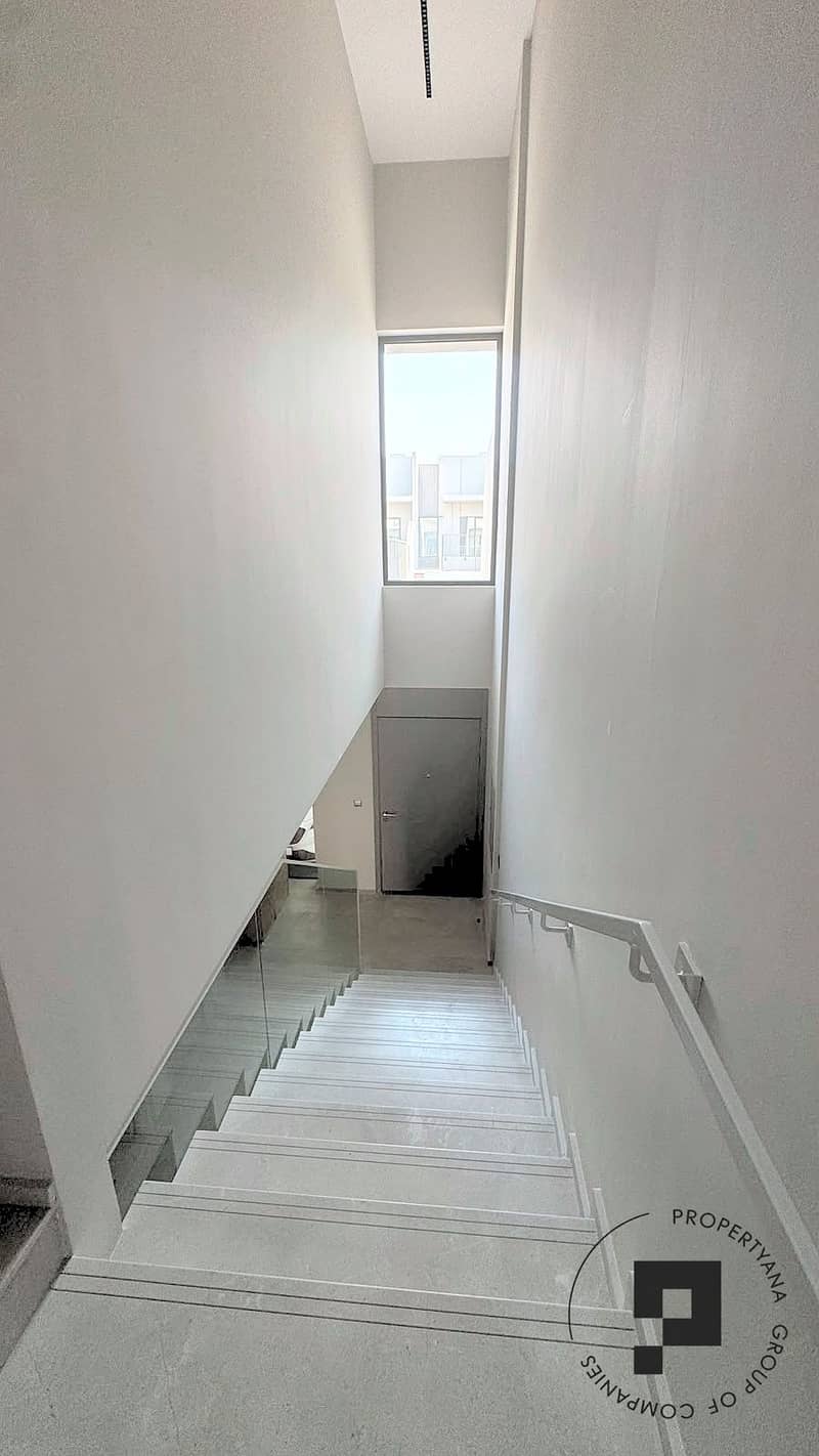 26 25-stairwell-window. jpg