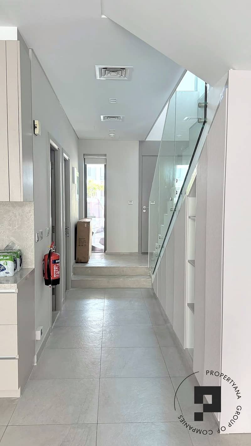28 28-entrance-hallway. jpg