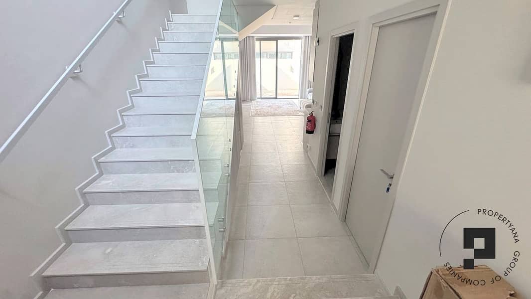 29 34-staircase-hallway. jpg