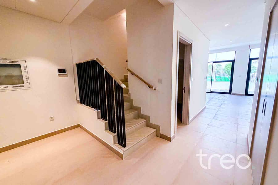 9 Stairs & hallway. jpg