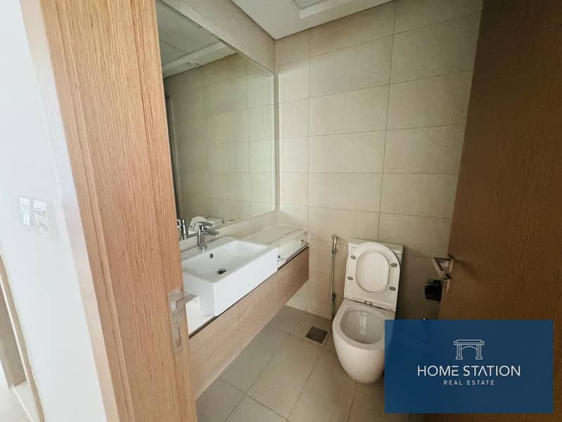 12 8a27ce18-f373-423c-b386-01fd3da0f66b. png