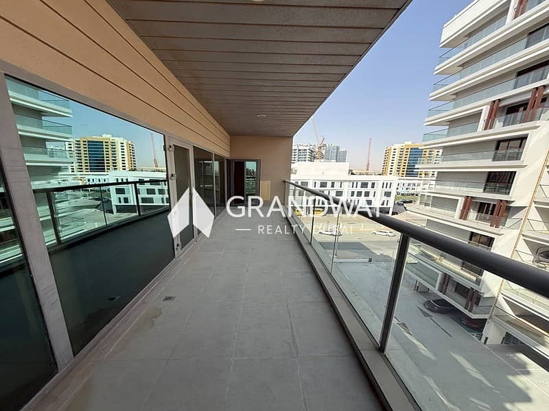 3 Luxury Home | Modern Living | Family Friendly — photo 3