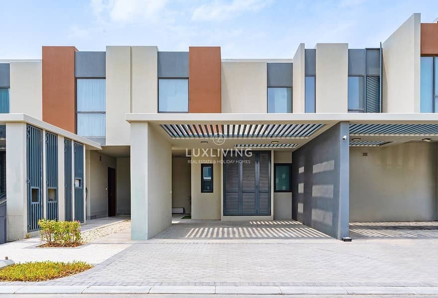 Spacious Layout | Single Row | Modern Contemporary Spacious Layout | Single Row | Modern Contemporary