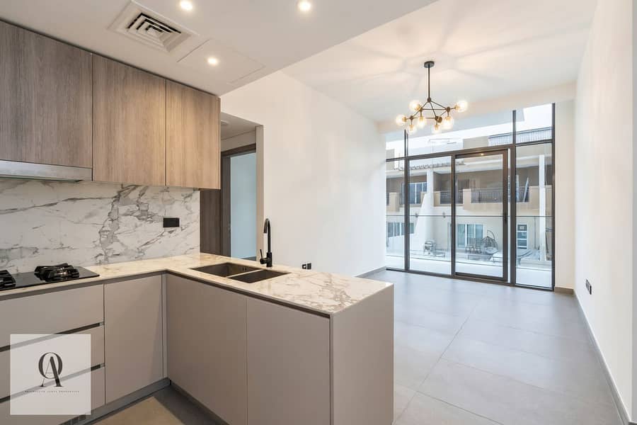 4 Hall & Kitchen 2. jpeg