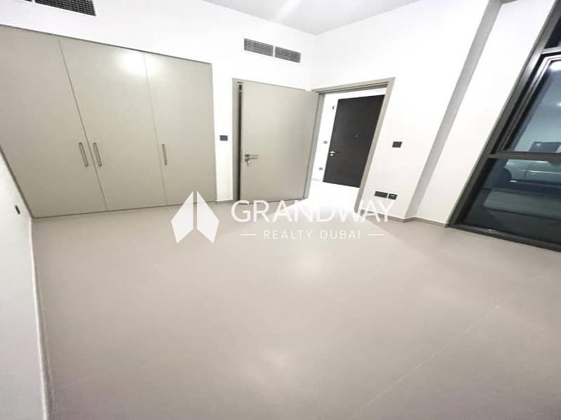 2 Prime Location | Near Pool | Landscaped — photo 2