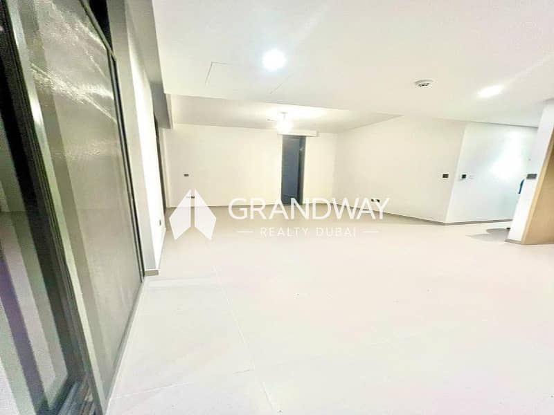 3 Prime Location | Near Pool | Landscaped — photo 3