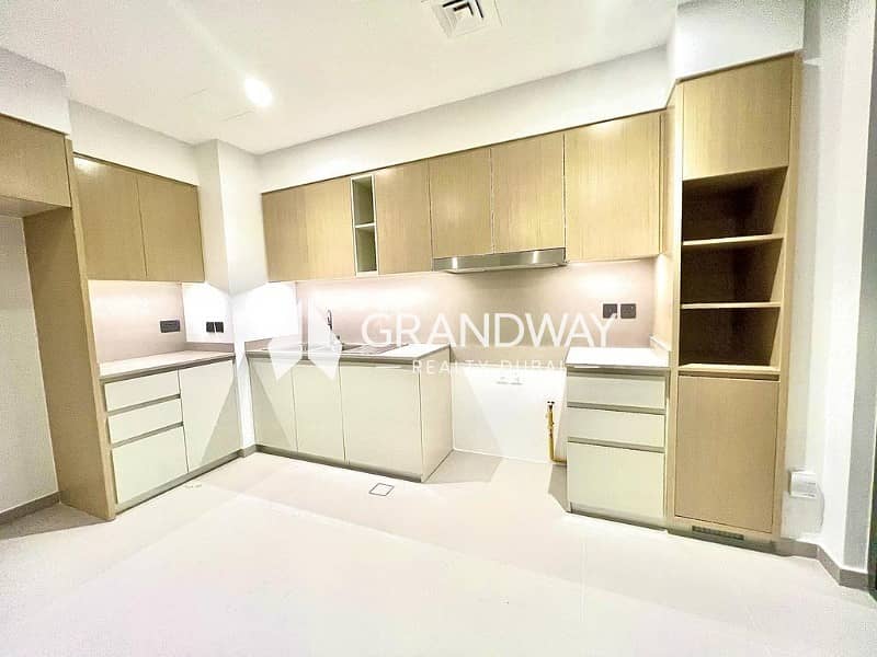 4 Prime Location | Near Pool | Landscaped — photo 4