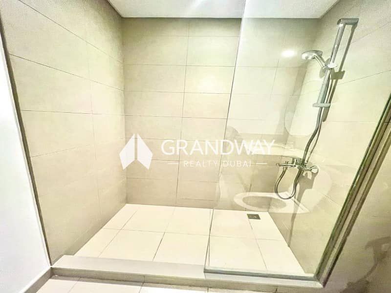 7 Prime Location | Near Pool | Landscaped — photo 7