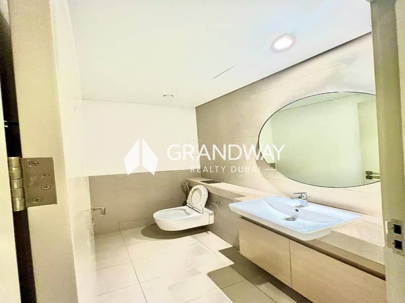 8 Prime Location | Near Pool | Landscaped — photo 8