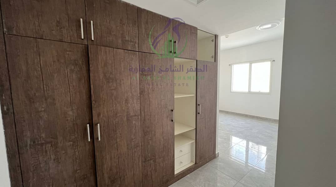 4 Clean_apartment_floor_and_remove…_20260928152914. jpg