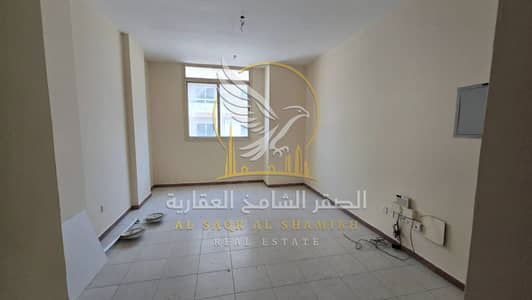 فلیٹ 1 غرفة نوم للايجار في النباعة، الشارقة - shqa-for-rent-1-bedroom-alnbaaa-alsharqa-living-room-05. jpg