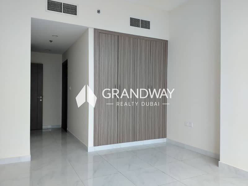 3 Spacious Layout | Bright Interior | Prime Location — photo 3