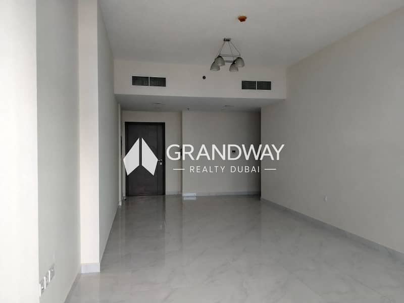 4 Spacious Layout | Bright Interior | Prime Location — photo 4