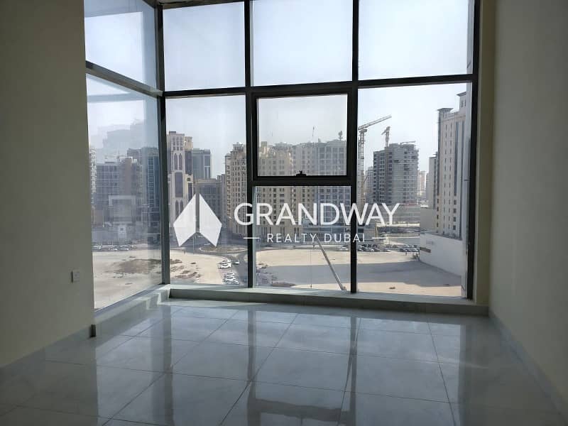 8 Spacious Layout | Bright Interior | Prime Location — photo 8
