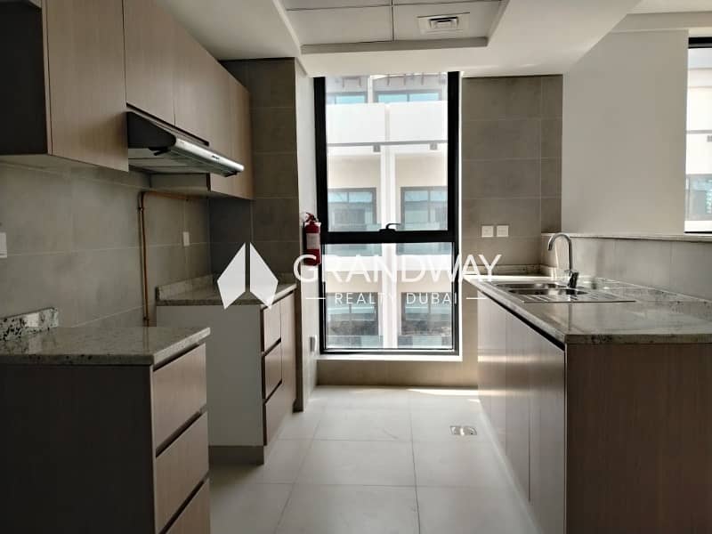 2 Spacious 2BR I SZR Skyline View I Vacant — photo 2