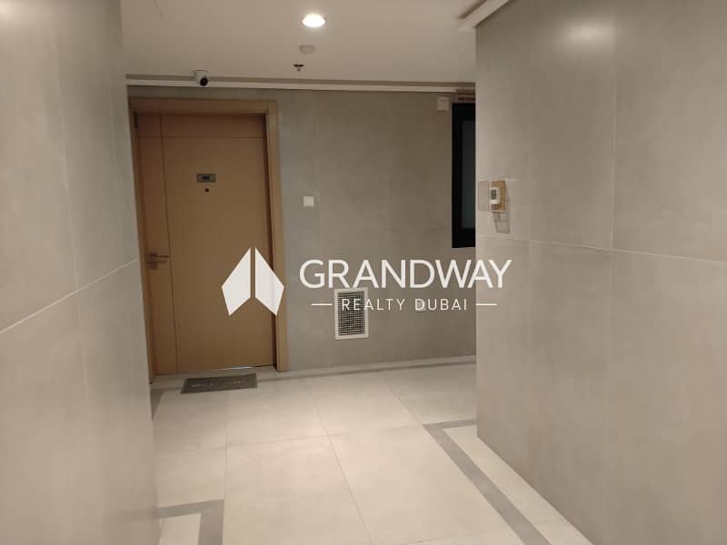 4 Spacious 2BR I SZR Skyline View I Vacant — photo 4