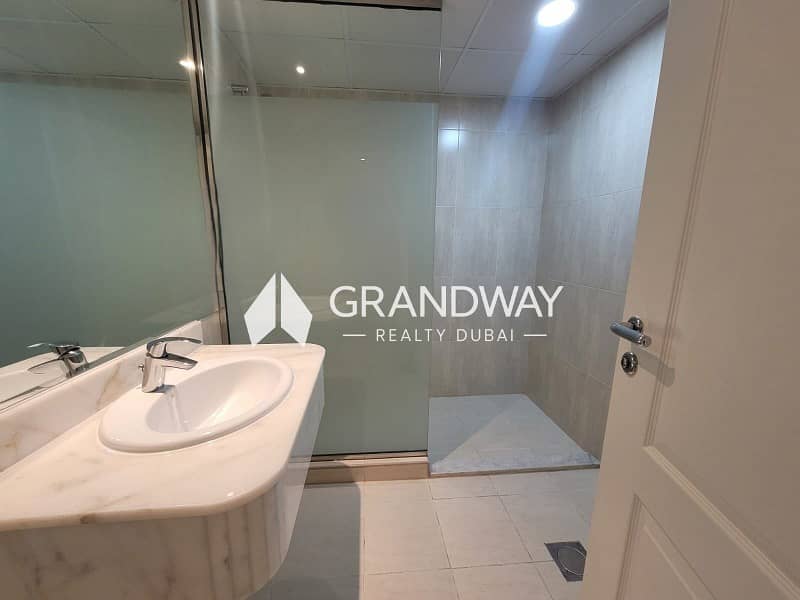 8 Spacious Apartment | Skyline Views | Prime Locatio — photo 8