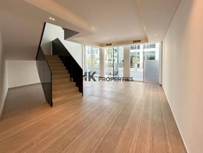 4 Schlafzimmer Villa zum Verkauf in Al Barari, Dubai - Spacious modern townhouse living room with wood-look flooring, contemporary staircase and large windows 4 Schlafzimmer Villa zum Verkauf in Al Barari, Dubai - Spacious modern townhouse living room with wood-look flooring, contemporary staircase and large windows