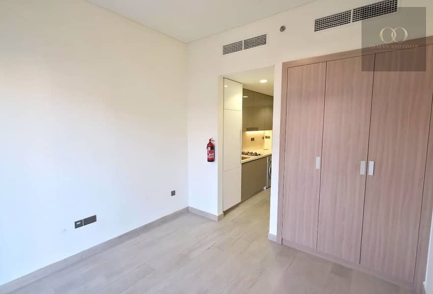 4 Azizi Revira 22 - Studio (2). jpg
