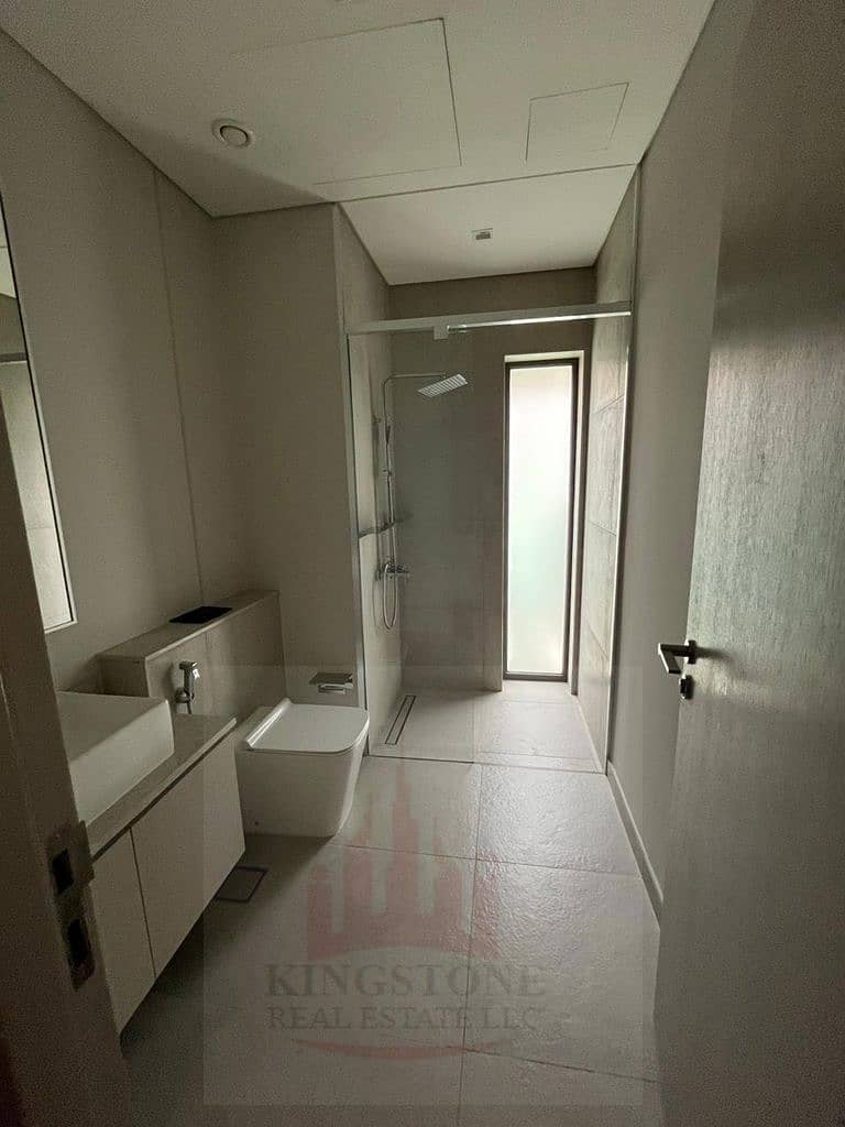7 washroom. jpg