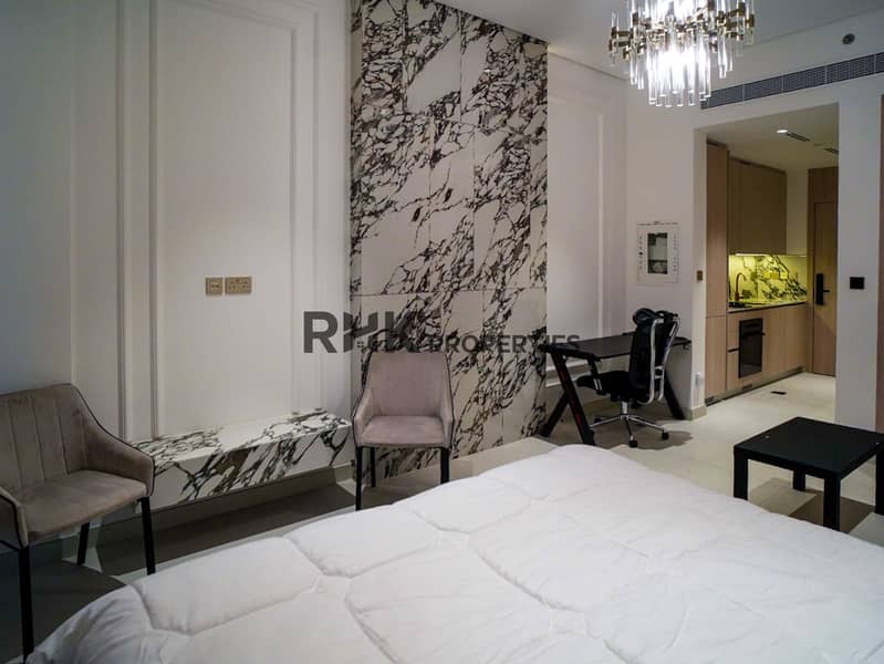6 Studio apartment with marble accent wall, work desk and open kitchenette at Floarea Residence Dubai