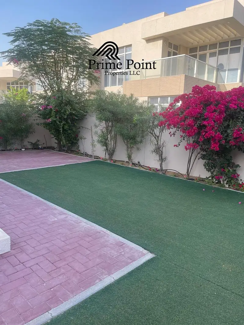 4 BEDROOM VILLA // CORNER UNIT // MOTIVATED SELLER