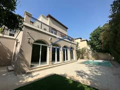 pacious 5-Bedroom Fontana Style Villa