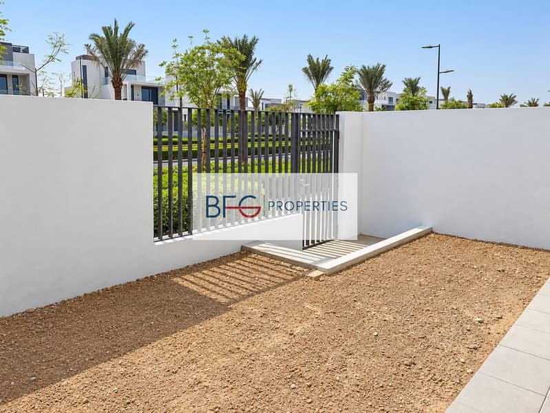 6 Sunlit garden with palms and white walls. png