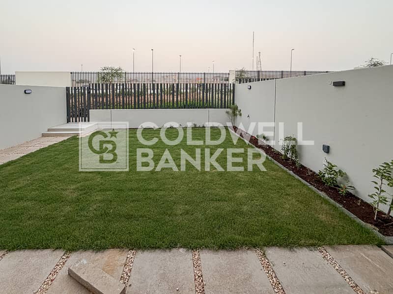 Close to Pool | Single Row | Landscaped Garden Close to Pool | Single Row | Landscaped Garden