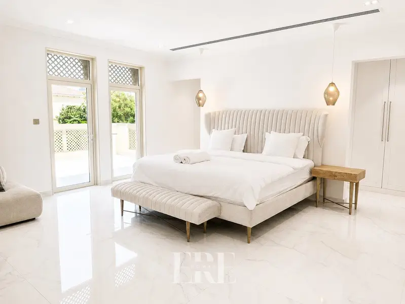 Upgraded 4BR Villa | Lake View | Private Pool
