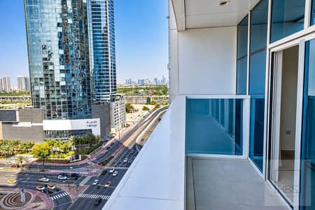 2 Schlafzimmer Wohnung zum Miete in Dubai Marina, Dubai - Luxury Balcony Overlooking a City Intersection. png 2 Schlafzimmer Wohnung zum Miete in Dubai Marina, Dubai - Luxury Balcony Overlooking a City Intersection. png